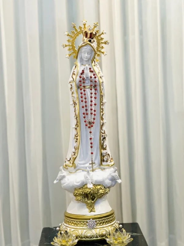 Virgen de Fátima con palomas