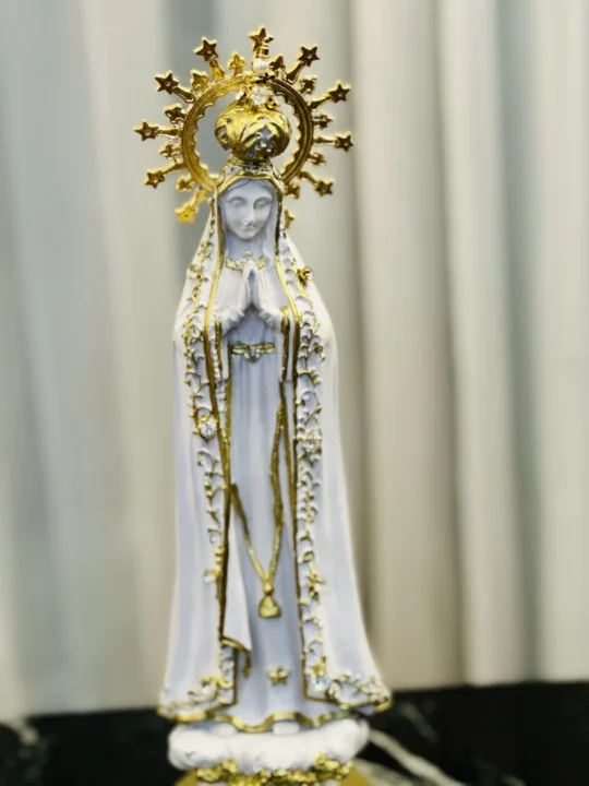 Virgen de Fátima blanca y dorada